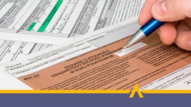 Proces uzupełniania danych w formularzu PIT do rocznego rozliczenia