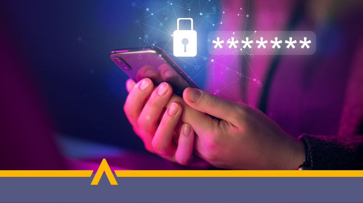 Kobieta trzymająca telefon, na ekranie symbol kłódki i ukryte hasło